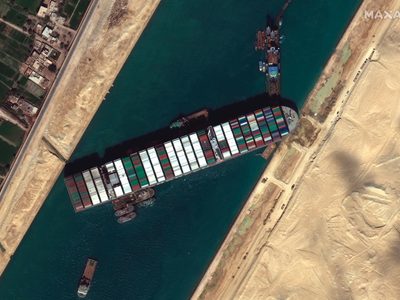 El atasco en el canal de Suez se mantiene con 250 buques a la espera
