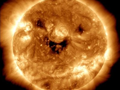 Telescopio de la NASA capta peculiar imagen del Sol “sonriendo”