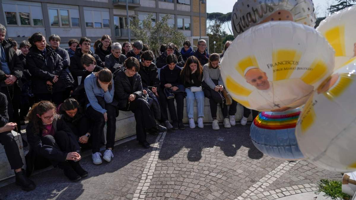 Fieles oran por el papa Francisco frente a la Policlínica Agostino Gemelli