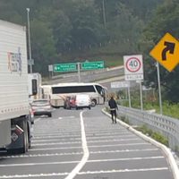 Grupos armados bloquean carreteras de Uruapan, Michoacán; reportan más de 100 detenidos