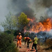 Francia también se incendia: miles de evacuados en la Costa Azul