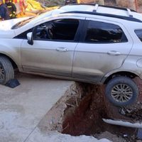 Una camioneta quedó colgada al borde de un enorme pozo en Centenario