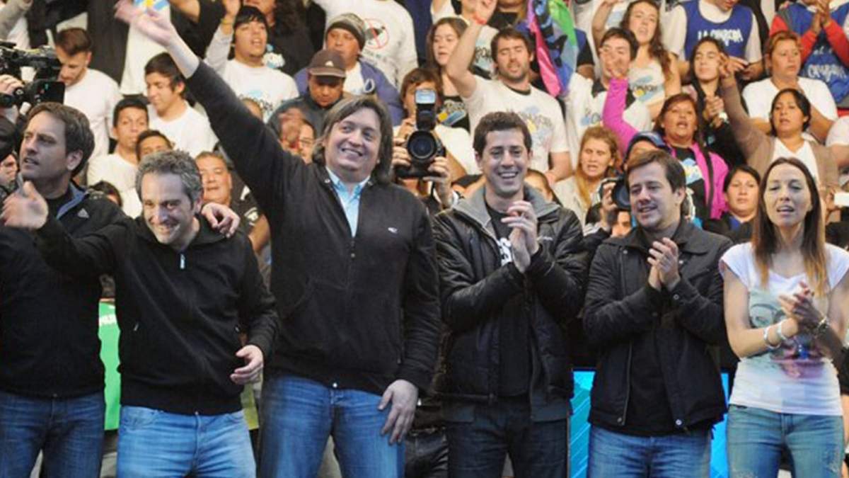 Mariano Recalde, Máximo Kirchner y militantes de La Cámpora. Fuente: (Infobae)