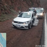 Ruta 7: un auto chocó con un camión a la salida de un túnel