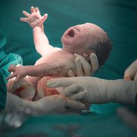 OMS publica plan mundial para abordar la hemorragia posparto, principal causa de muerte materna