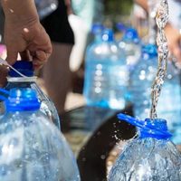 Sin salir de casa ni pagar un gym: 4 ejercicios que podés hacer con un bidón plástico lleno de agua