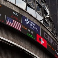 Peso gana terreno ante el dólar, previo a anuncio de la Fed