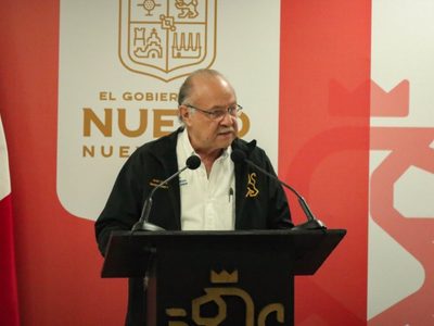 Javier Navarro obtiene suspensión para seguir al frente del gobierno de NL