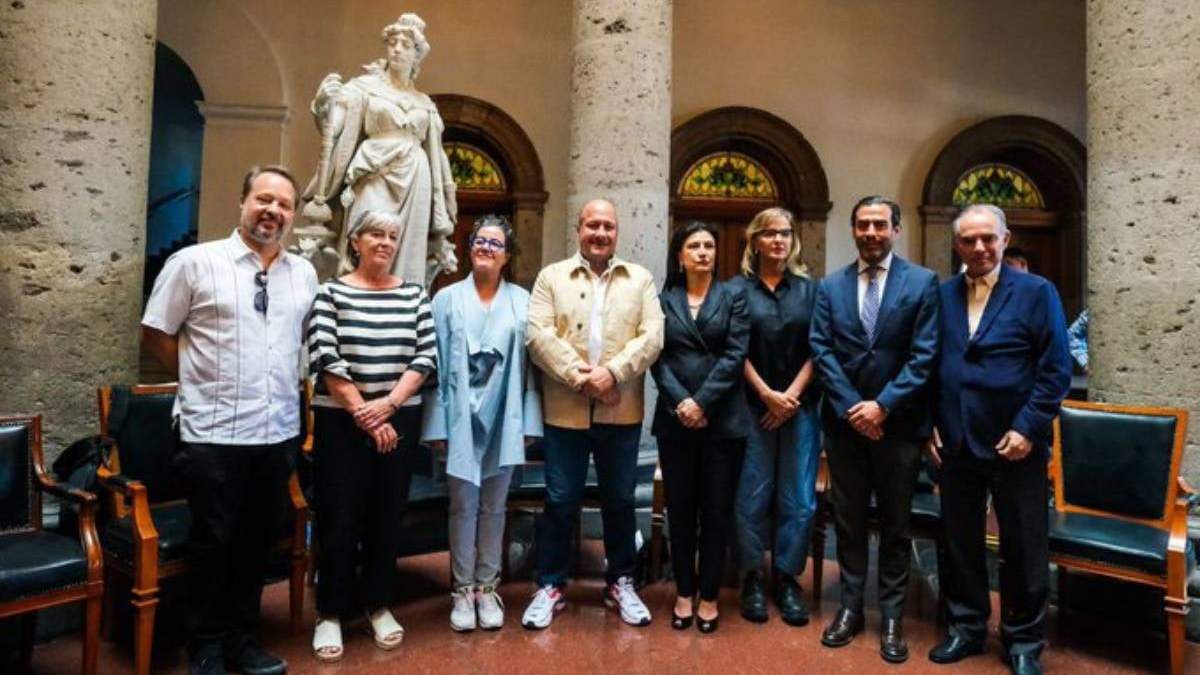 El gobernador de ¿Jalisco, Enrique Alfaro, con los organizadores de los Premios Ariel