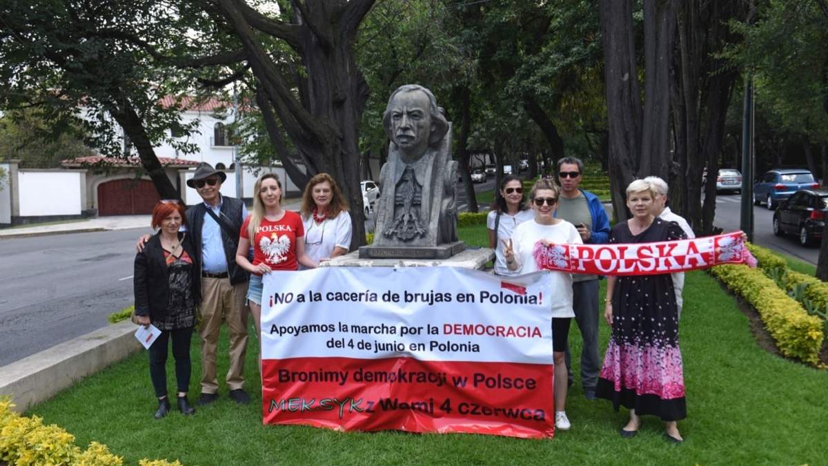 Manifestación en el monumento de Jan Paderewski