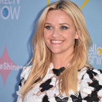 "¡Eso ya pasó de moda!" Reese Witherspoon pidió ayuda a su hijo para que le enseñe a estar en onda
