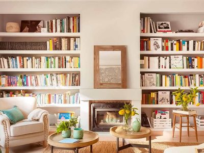 Plantas, velas y espejos: detalles para sumar a la decoración de bibliotecas y estanterías