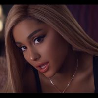 "¡Al natural!" Ariana Grande se inclina con un modelito tan diminuto... ¡Todo afuera!
