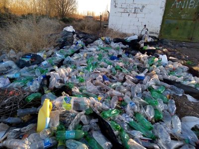 Vecinos de  Picún Leufú preocupados por residuos plásticos en plena avenida