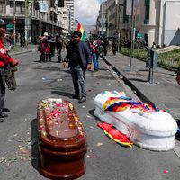 Reprimen en Bolivia marcha de féretros con cadáveres