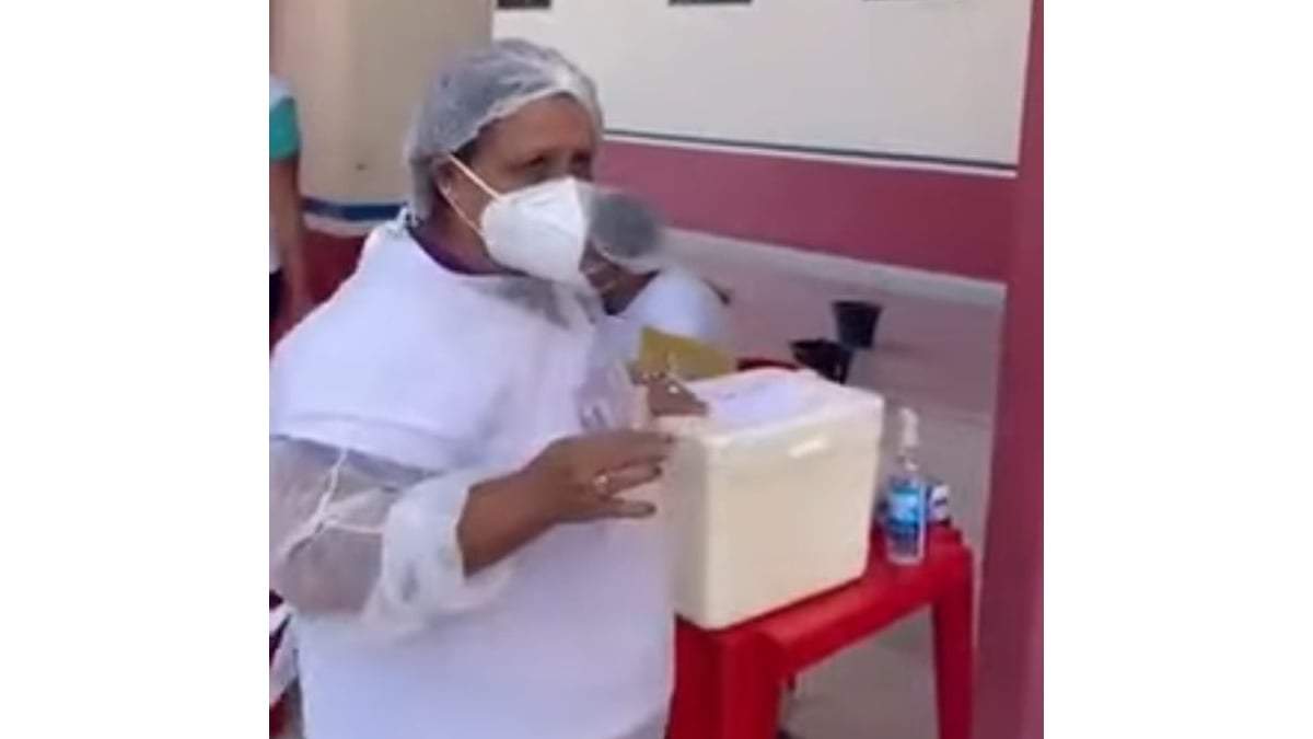Un auxiliar de enfermería fue captada en video mientras administraba una dosis