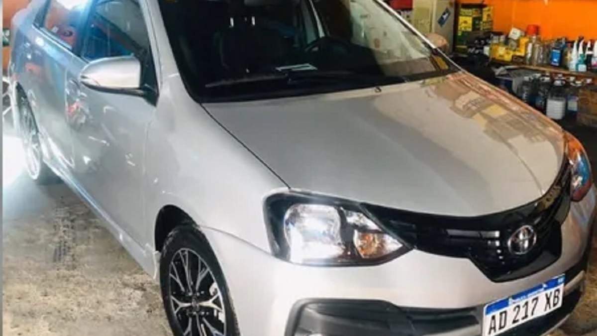 Un Toyota Etios fue robado por tres hombres el lunes. Fuente: (Facebook)
