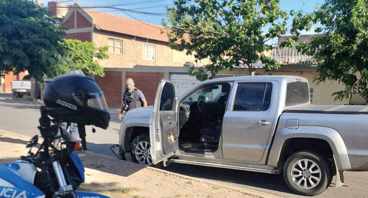 La camioneta quedó abandonada y el conductor escapó a pie. Fuente: (Policía de Neuquén)
