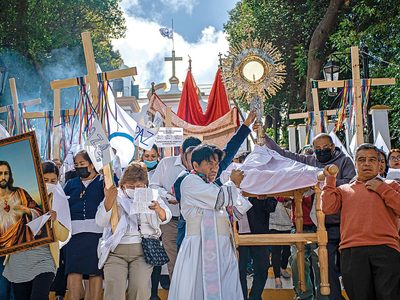 Los jóvenes, deslumbrados por las armas