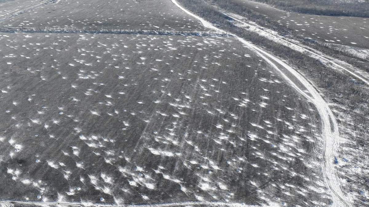 En la imagen aérea, vista de los múltiples cráteres causados por los bombardeos en un campo próximo al frente en Bájmut, en la región ucraniana de Donetsk