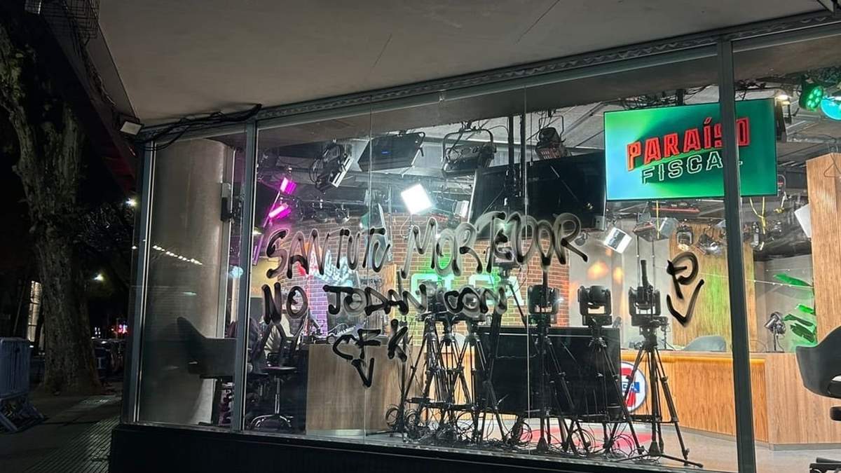 Apareció una pintada en la puerta de Olga