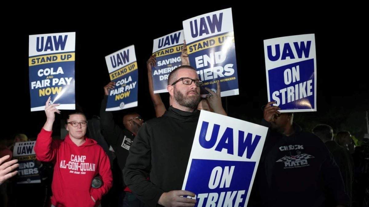 Trabajadores en huelga afiliados al sindicato United Auto Workers protestan frente a la Planta de Ensamblaje de Ford en Michigan el viernes 15 de septiembre de 2023