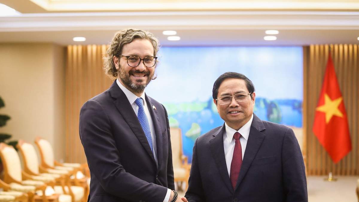 Santiago Cafiero y Pham Minh Chính, primer ministro de Vietnam. Fuente: (Twitter)