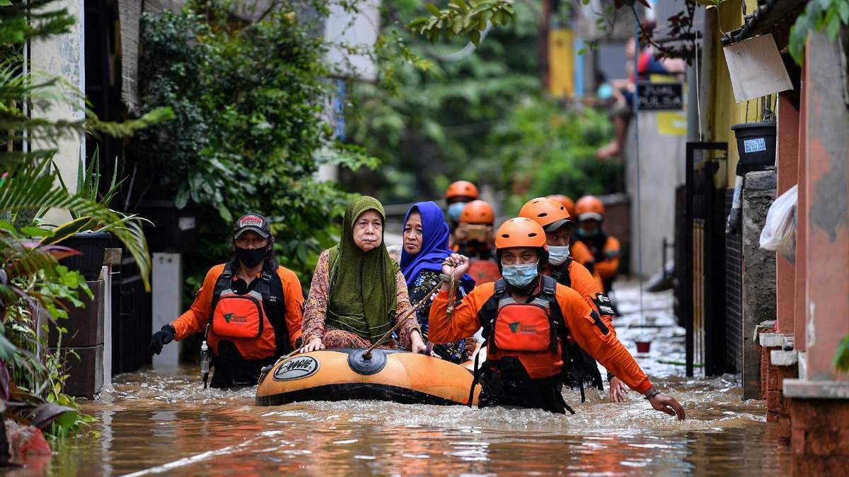 Socorristas evacuan a las personas en balsas en medio de fuertes inundaciones en Indonesia. Fuente: (Twitter)