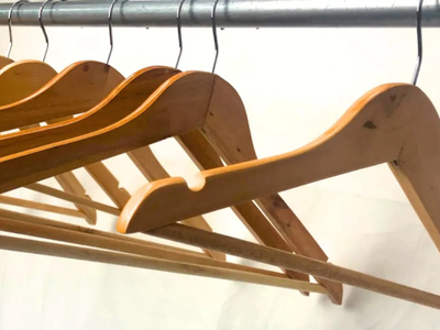 No gastes en muebles caros: con perchas viejas, hacé esta mesa de arrime con tus propias manos y sin herramientas
