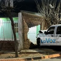 Violento accidente entre un auto y una camioneta dejó daños y un niño hospitalizado en Cutral Co