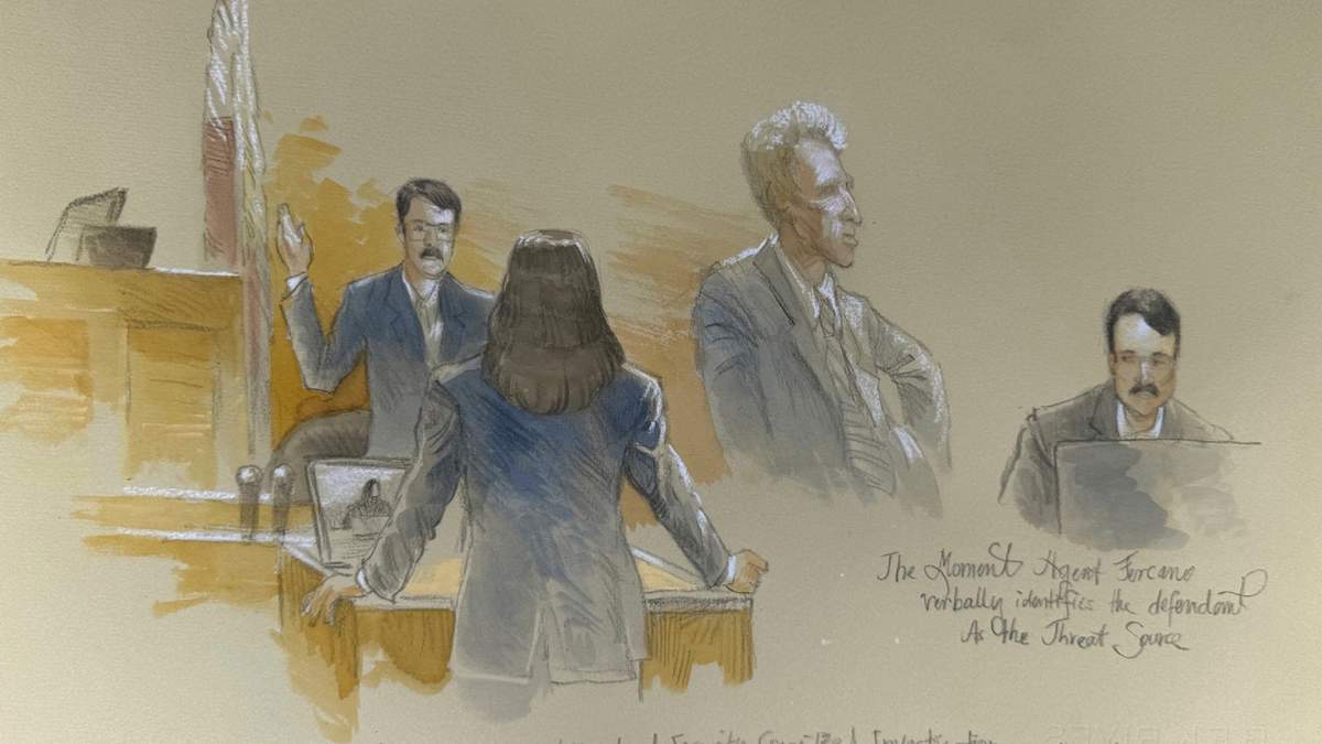 En este dibujo de la corte, el agente del Servicio Secreto Robert Fercano identifica al acusado en el juicio contra Ryan Routh, que enfrenta el cargo de intentar asesinar a Donald Trump el año pasado en un campo de golf del sur de Florida