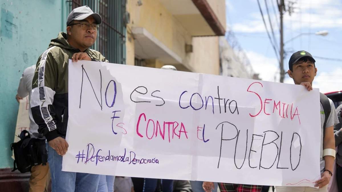 Simpatizantes del Movimiento Semilla se manifiestan contra la suspensión del estatus legal del partido, el 13 de julio de 2023