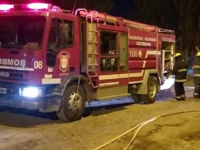 Voraz incendio en Centenario destruyó un auto y una moto