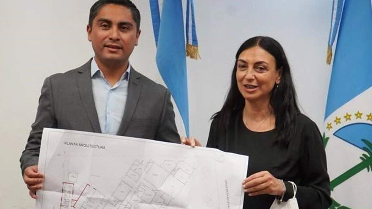 La ministra de Salud, Andrea Peve, y el intendente de Mariano Moreno, Javier Huilipán. (Fuente: Twitter)