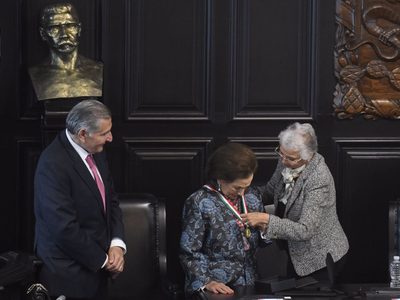 Sin AMLO presente, esto fue lo que dijo Ifigenia Martínez al recibir la medalla Belisario Domínguez