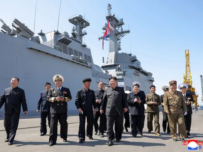 Kim Jong Un supervisa pruebas de misiles desde un destructor naval norcoreano