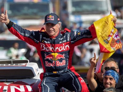 Rally Dakar 2021: Carlos Sainz le ganó el mano a mano a Peterhansel y se adueñó de la Etapa 1