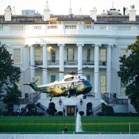 Hospitalizan a Trump tras dar positivo a covid-19