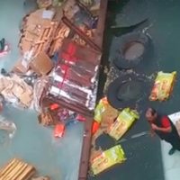 Mañana empezarán a retirar el camión que cayó al río Neuquén