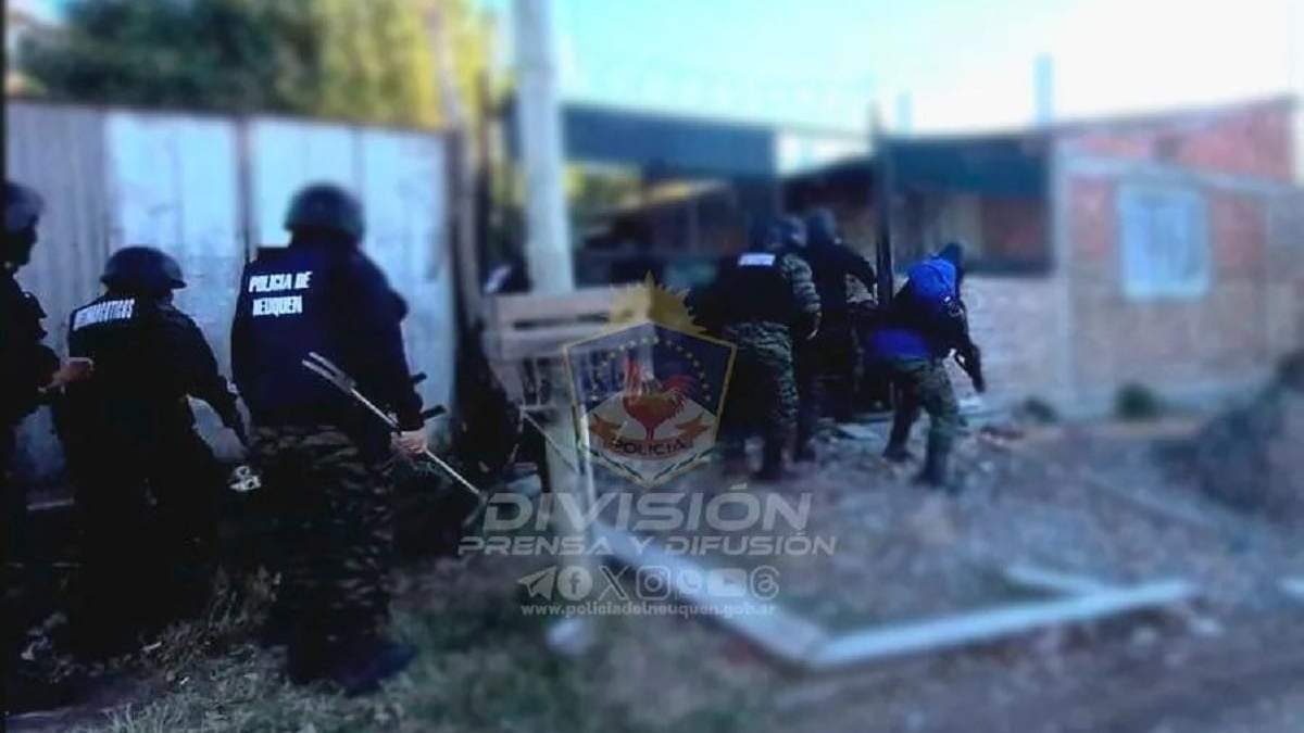 Los efectivos policiales durante el allanamiento en el barrio Parque Industrial. Fuente: (Policía de Neuquén)