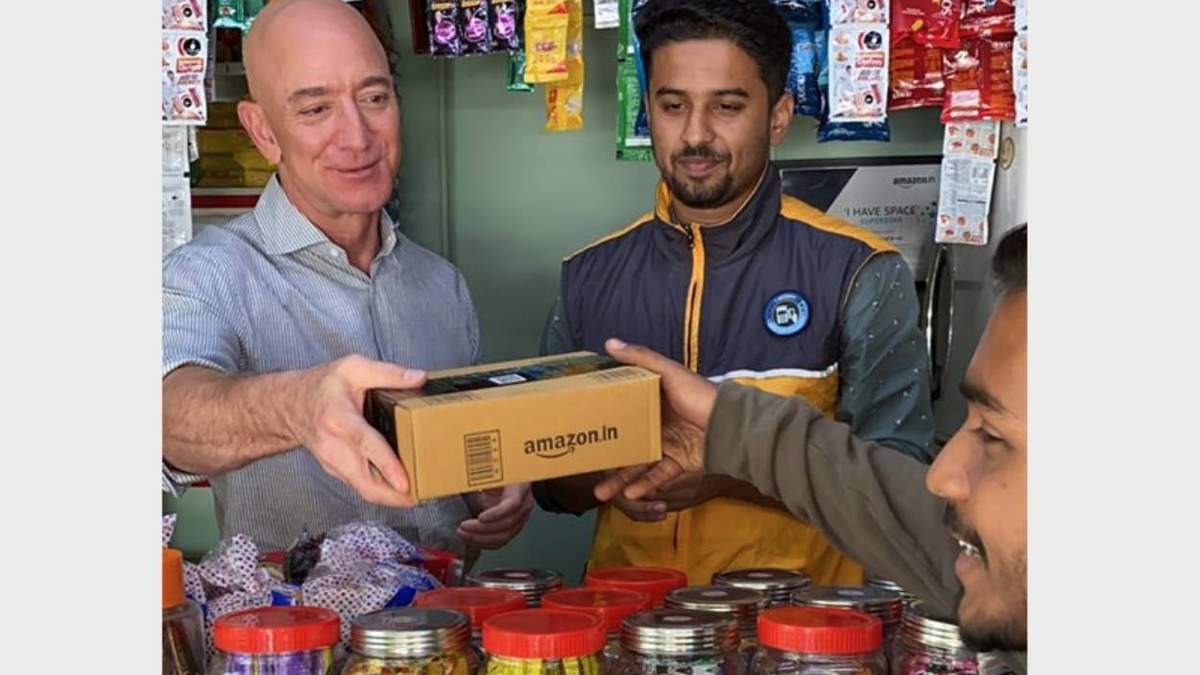Jeff Bezos (izq.) fundador de Amazon