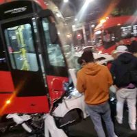 Una persona muere al chocar su vehículo con el Metrobús en Xola y Universidad