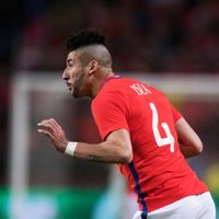 Mauricio Isla, el principal apuntado de Boca