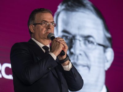 Ebrard se declara fuera de la contienda de Morena; el lunes definirá su futuro