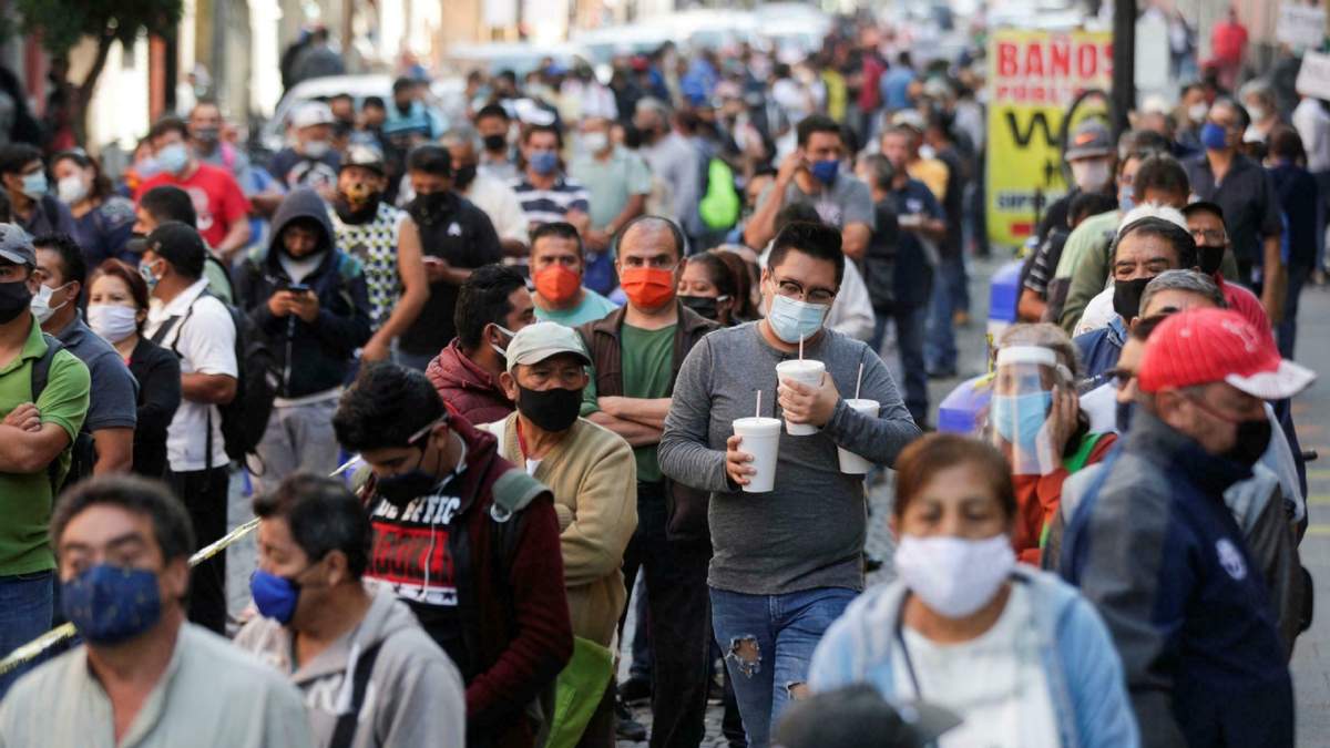 Personas con barbijo en Santiago de Chile. Fuente: (Twitter)