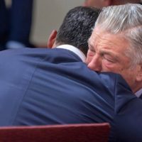 Alec Baldwin agradece a sus seguidores tras final anticipado de juicio por homicidio involuntario