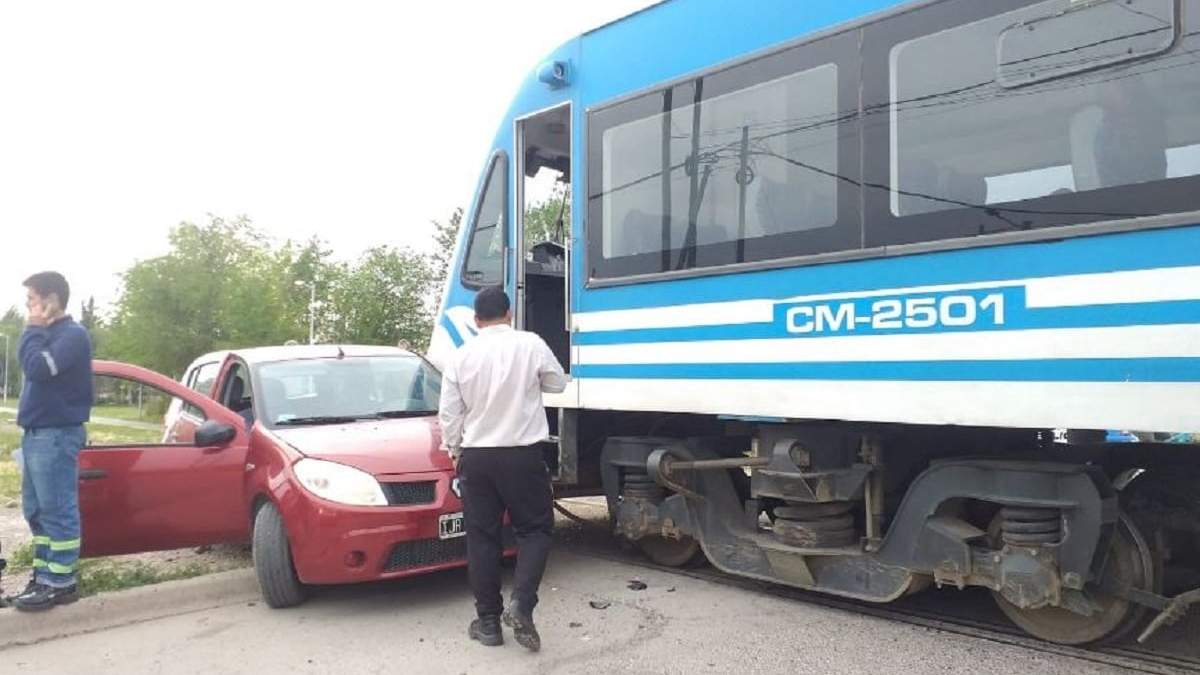 El conductor del Sandero fue atendido en el lugar por el SIEN y está fuera de peligro. Fuente: (Tu Noticia)