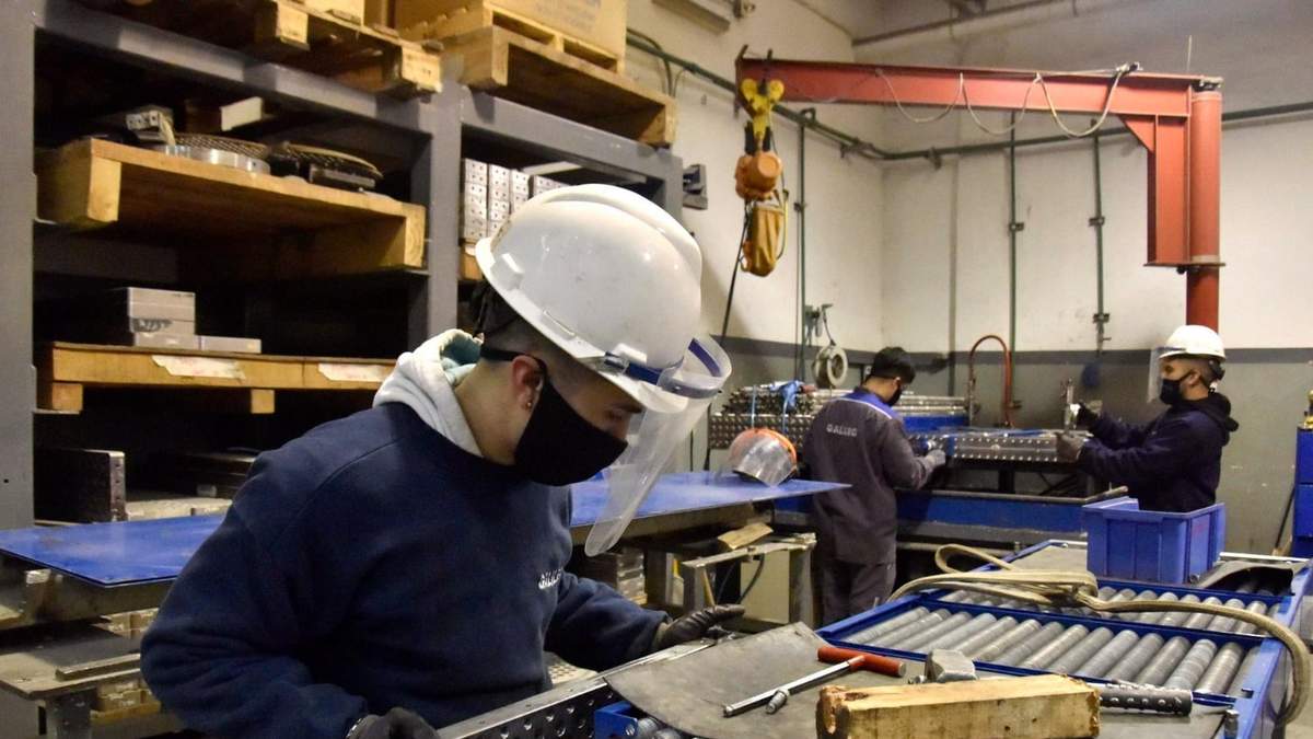 Trabajadores industriales argentinos. Fuente: (Twitter)