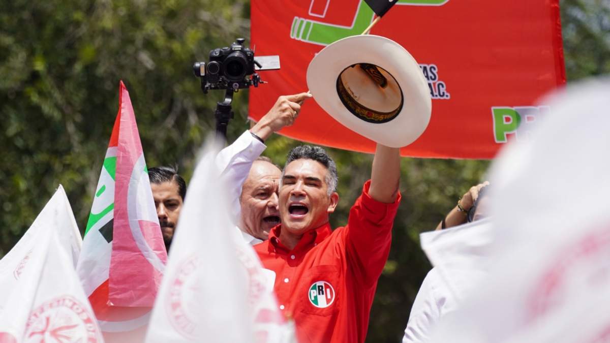 El presidente nacional del PRI, Alejandro "Alito" Moreno en marcha por Reforma