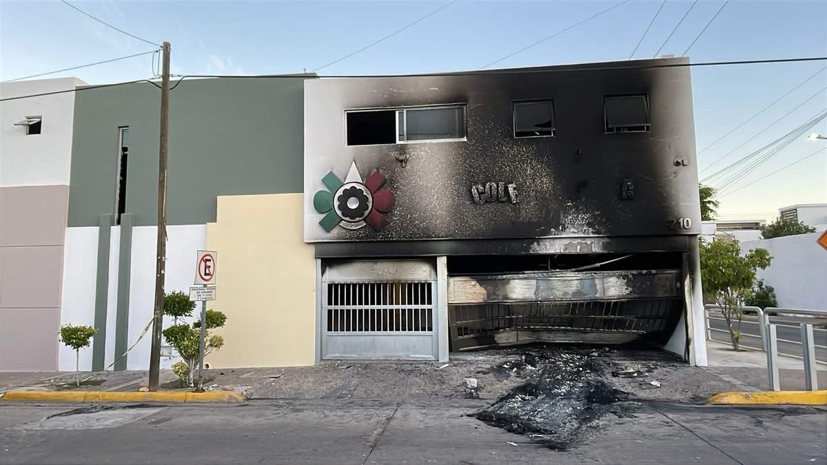 Incendio en Colegio Azteca de Culiacán, después de que grupo armado estrellara un vehículo contra la entrada y le prendiera fuego